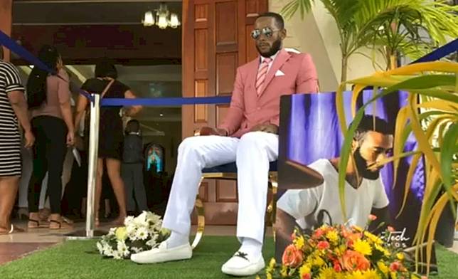 外國奇聞 喪禮主角製成標本被迫坐在門外參加自己葬禮 親友認不出 怎麼不戴口罩 Gotrip Line Today