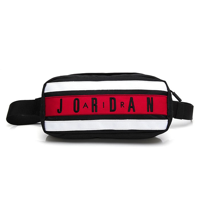JORDAN TAPED 斜肩包品牌：NIKE建議售價：1200材質：100%聚酯纖維產地：印尼尺寸：11x25x6 cm✅樂買網只賣正品，商品來源皆為台灣代理商正貨，絕對禁得起檢驗，請放心購買✅樂買
