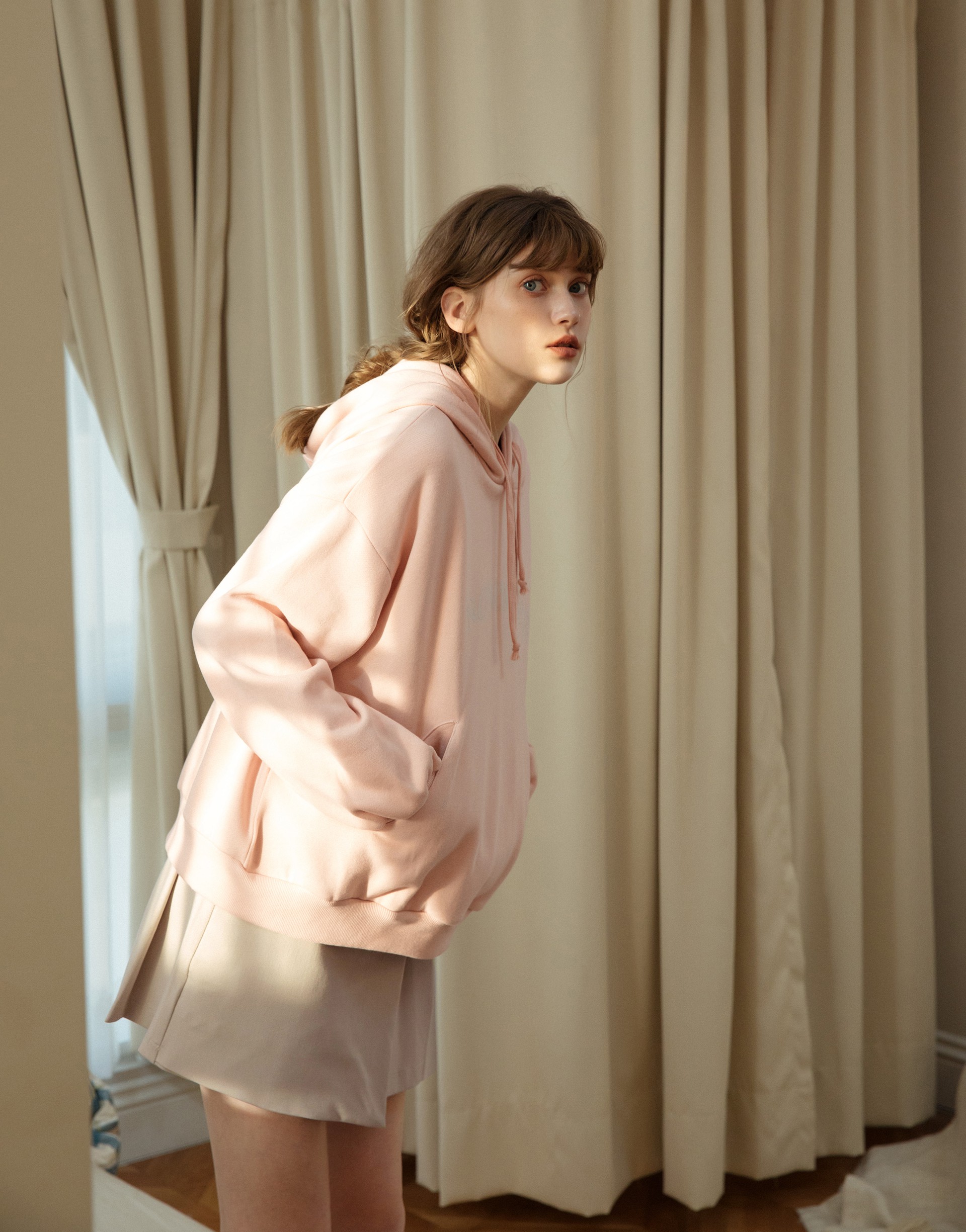 內裡溫暖刷毛/MIT質感面料/雙層連帽設計/左右真口袋/落肩袖造型