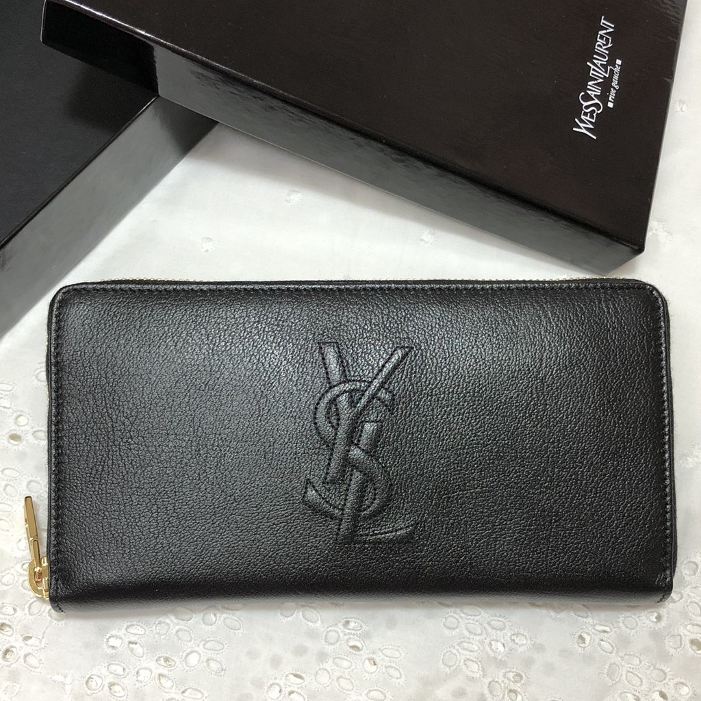 ．商品品牌：Saint Laurent (聖羅蘭) YSL．商品產地：義大利製造．商品材質：牛皮,皮革襯裡,黃銅金屬按扣開合．商品尺寸：長19 × 高 10.3 × 厚2.5 cm ．內層格式：卡片夾