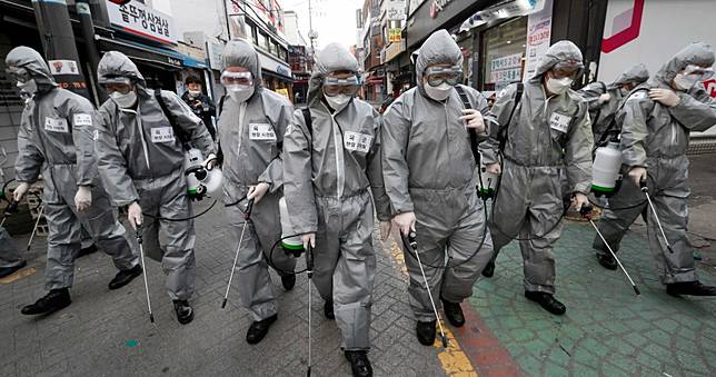 新冠肺炎多國延燒　專家：毒性減弱要等好幾年！