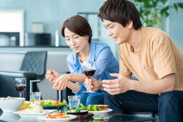 男性が彼女と元カノを比べてしまう瞬間 1 食事中