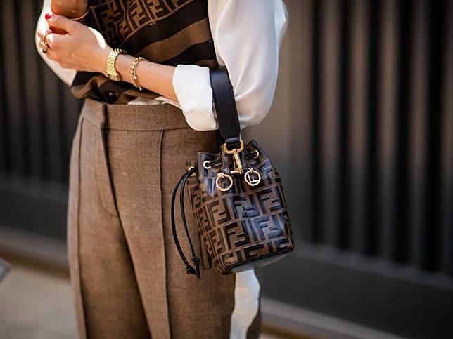 上網買二手Fendi！編輯推介10個Vintage Fendi手袋| ELLE HK | LINE TODAY