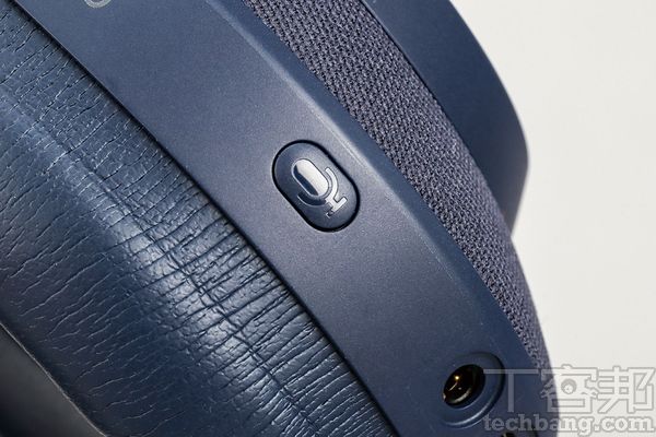 右耳罩下方特別獨立出一顆語音鍵，作為啟動語音助理與關閉接收語音指令用途。