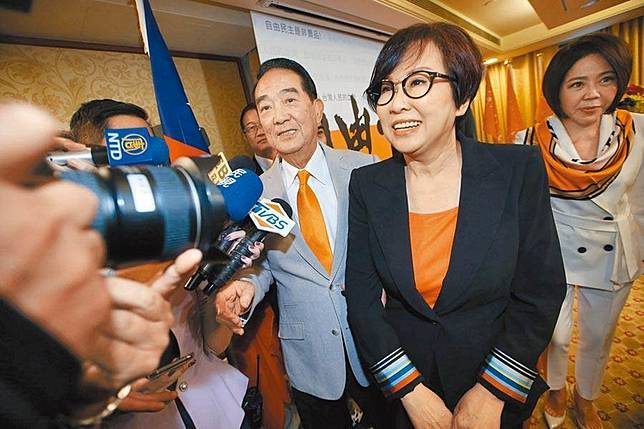 親民黨主席宋楚瑜（左）13日宣布投入總統大選，請來「廣告教母」余湘（中）擔任副手，知名主持人于美人（右）則擔任競辦發言人。（資料照片，陳信翰攝）