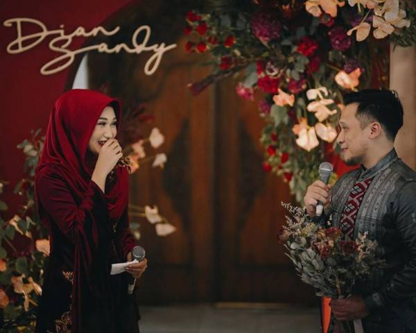 Dekorasi Lamaran  Dian  Pelangi  dan Sandy Tema Merah Maroon 
