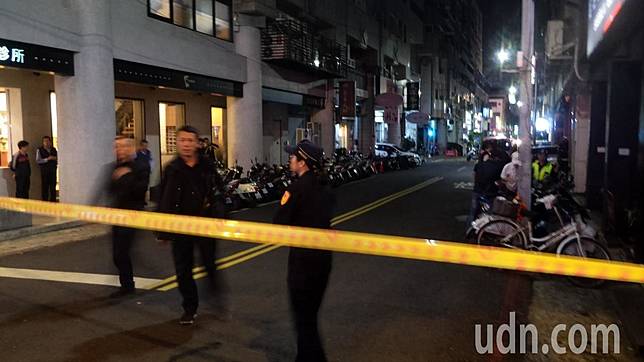 警方在高雄永樂街封路，圍捕嫌犯。記者林保光／攝影