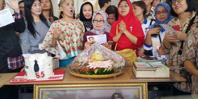 Djarot Ultah, Pendukung Beri Kue Berbentuk Monas dan Menara Eiffel