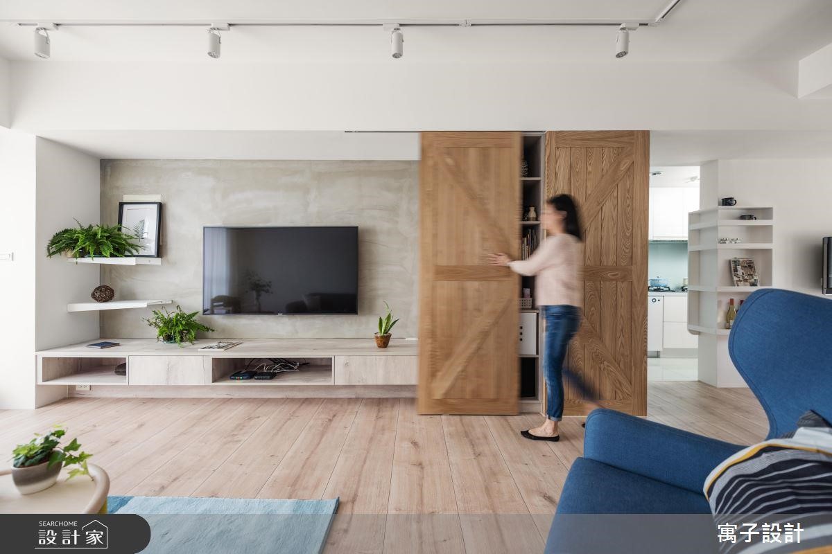 另外，穀倉門板也可以變成收納櫃的門片，推拉的設計不會影響流暢的動線，又能夠增添客廳的立面表情。