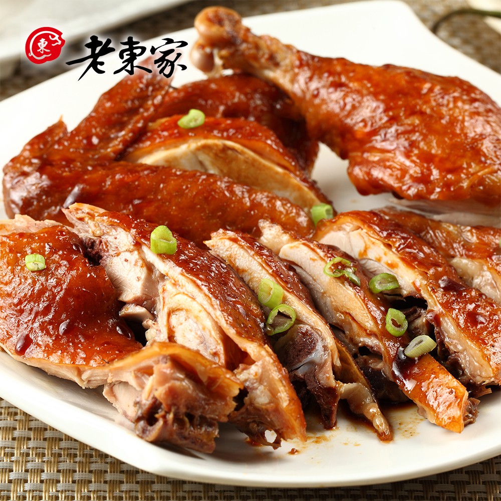 一品道口燒雞(400克)本品嚴選有身分證明純淨生長的新鮮溫體土雞，先煮、後炸、再滷，以二十幾種中藥及多款醬油調製而成的獨門滷汁，經長時間燜滷細熬，雞身呈現金黃色澤，風味獨特，不油不膩，令人食指大動讚不