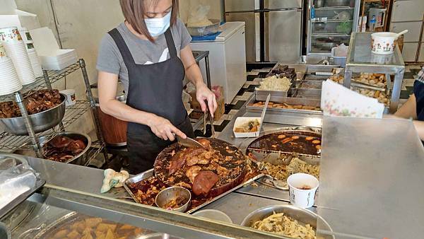 【中和美食】滷肉腳-還沒有到用餐時間就排到店門外的超人氣排隊豬腳飯