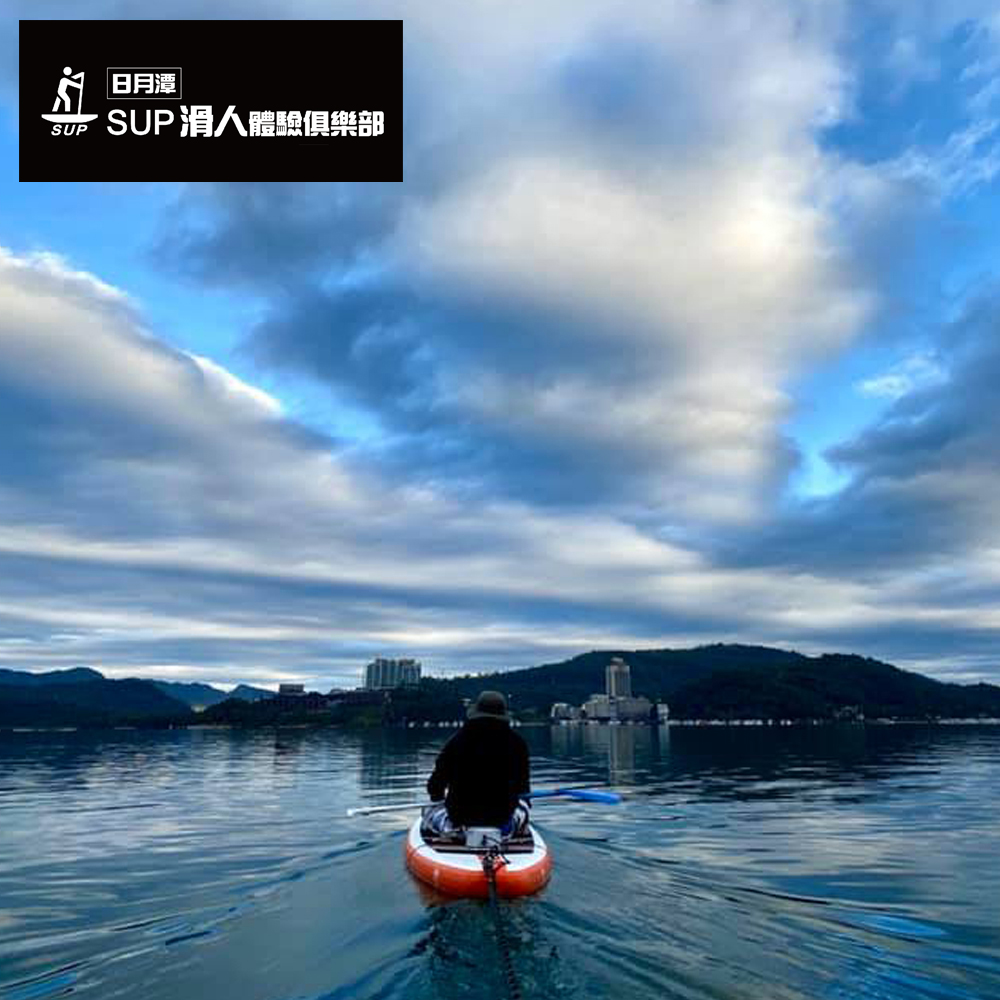 立式划槳體驗活動係指將顧客帶領至合法水域遊憩活動場所，由滑人水上體驗俱樂部提供日月潭立式划板體驗服務，內容包含全套SUP裝備提供、基礎立槳教學、教練隨隊伴航、行程解說導覽、航程中跟拍照片提供、並投保2