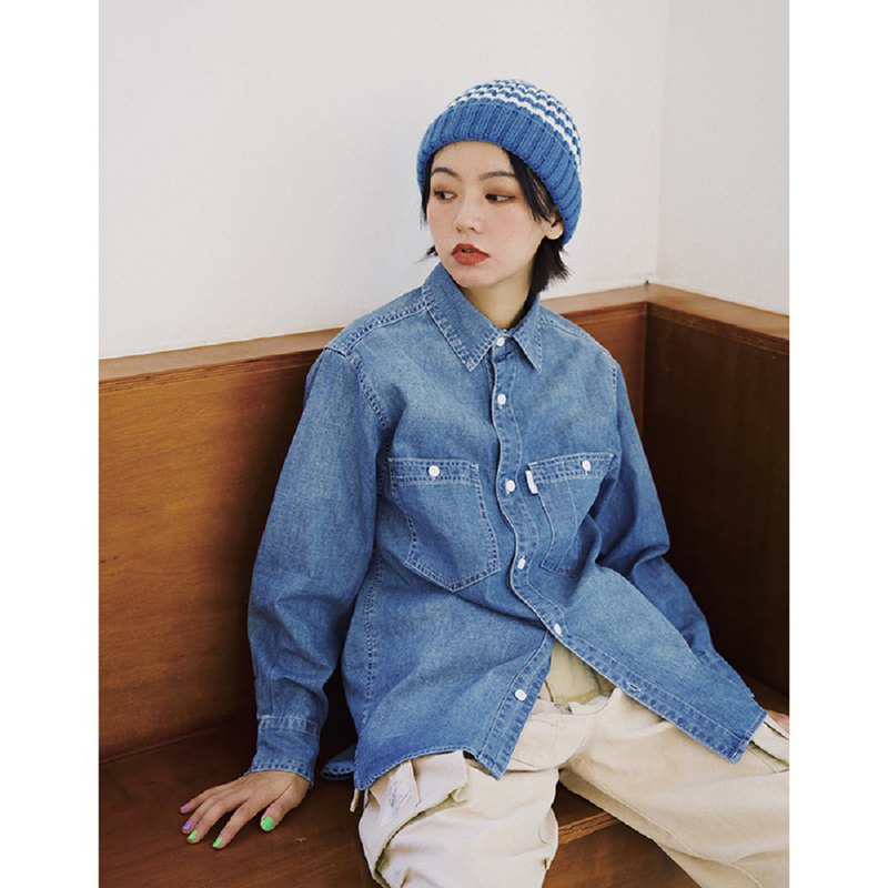 產品簡介：一款基本水洗牛仔襯衫，版型寬松包容性強，漸變水洗效果增加了衣服整體的質感，弧形下擺修飾了整體造型感，白色夾標增加了品質感，衣服百搭好穿。