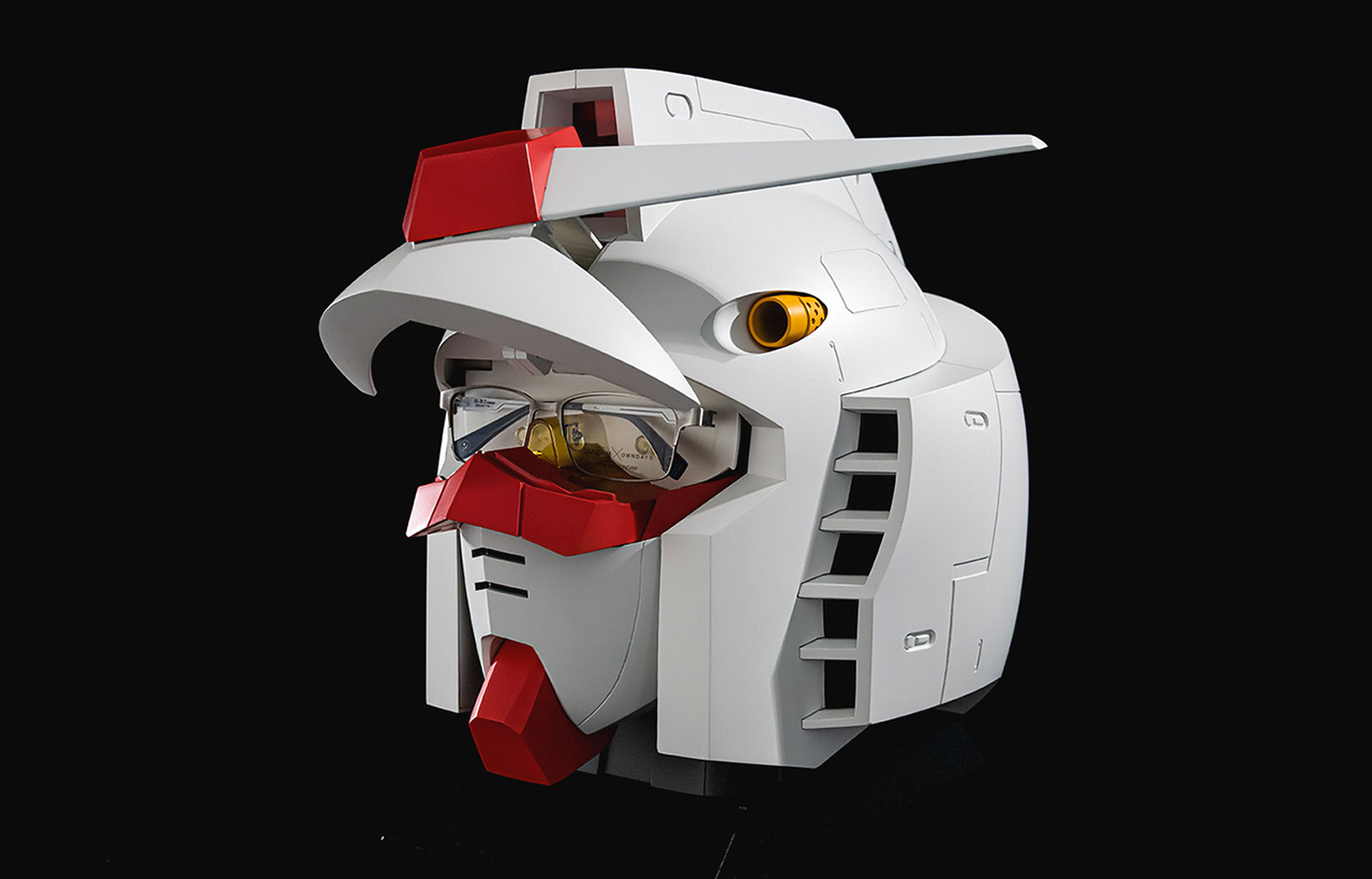 眼睛處可以收納一副眼鏡，關上收納盒時會發光且有鋼彈音效。