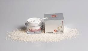 每日早晚各一湯匙，搭配冷、溫開水服用。n可調入化妝水、乳液、面膜中，塗抹於皮膚上作保養使用