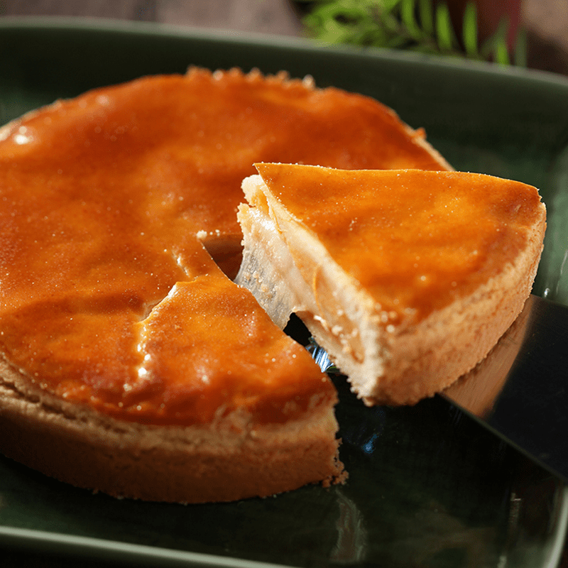 寶珍香人氣商品之一！現在不必排隊就能品嘗【寶珍香】乳酪麻糬餅，奶油香酥的內餡中包含著滿滿一層麻糬，增加大餅的滑順Q軟口感！乳酪散發出濃濃的奶香味，會牽絲的美味讓你欲罷不能！喜愛傳統大餅的你不可錯過喔！