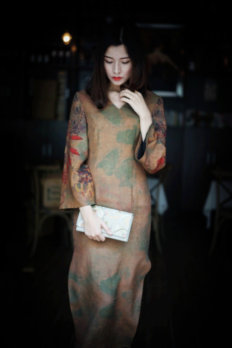 用簡約的裁剪、空氣感的設計、立體的結構，讓這款香云紗長裙及輕盈又有歷史感。 [Designer and Design concept] Three Fire, whose design concept