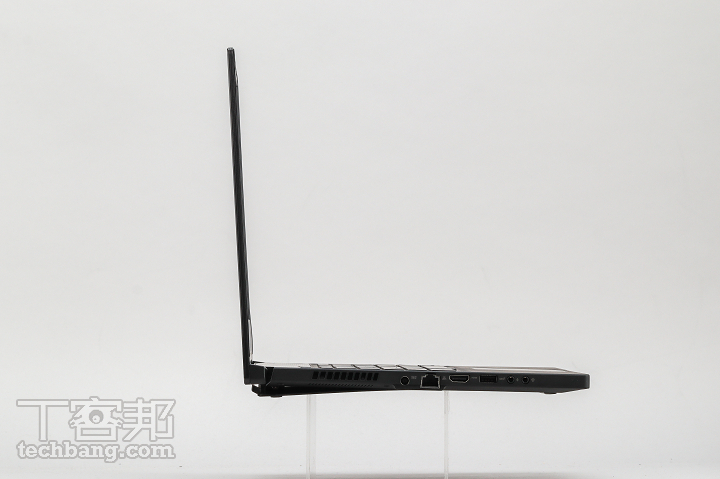 從側面看 GX502GW 的輕薄程度，很難很像居然內裝有最新的標準電壓版顯示卡。