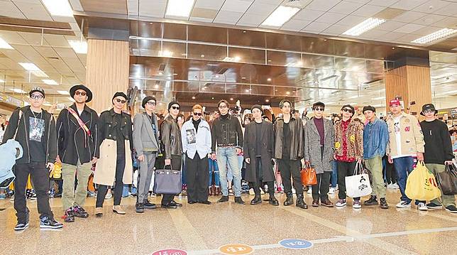 「姊夫」盡地主之誼要帶團員吃火鍋AKIRA率放浪兄弟來台200人迎駕