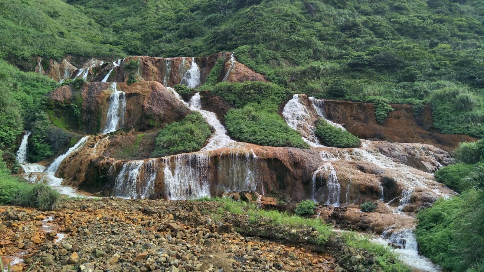 圖片來源/水湳洞黃金瀑布-LINE熱點用戶
