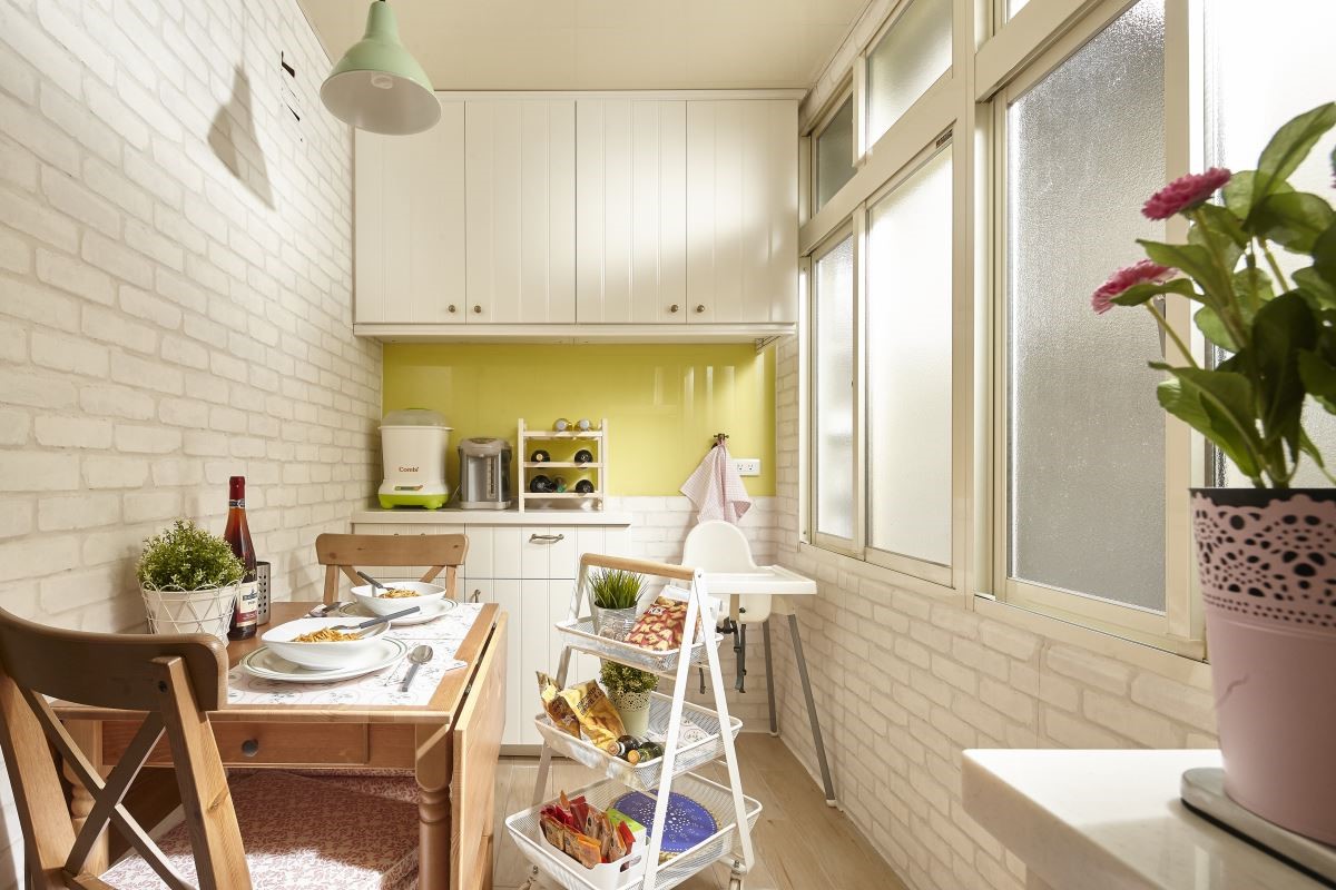 運用家具櫃體：IKEA METOD 廚櫃組合、RISATORP 推車NT.$2,490元、ANTILOP 高腳椅附托盤NT.$599 元