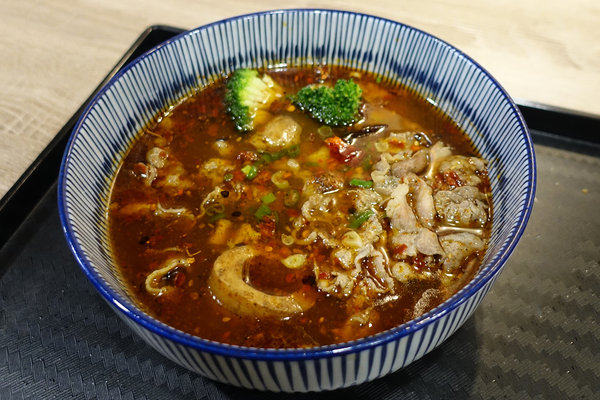 台灣郎正宗牛肉麵-松江南京站好吃牛肉麵，清燉/紅燒/蕃茄/咖哩牛肉麵、油潑抄手麵、手工水餃，中山區牛肉麵推薦(附台灣郎正宗牛肉麵菜單)