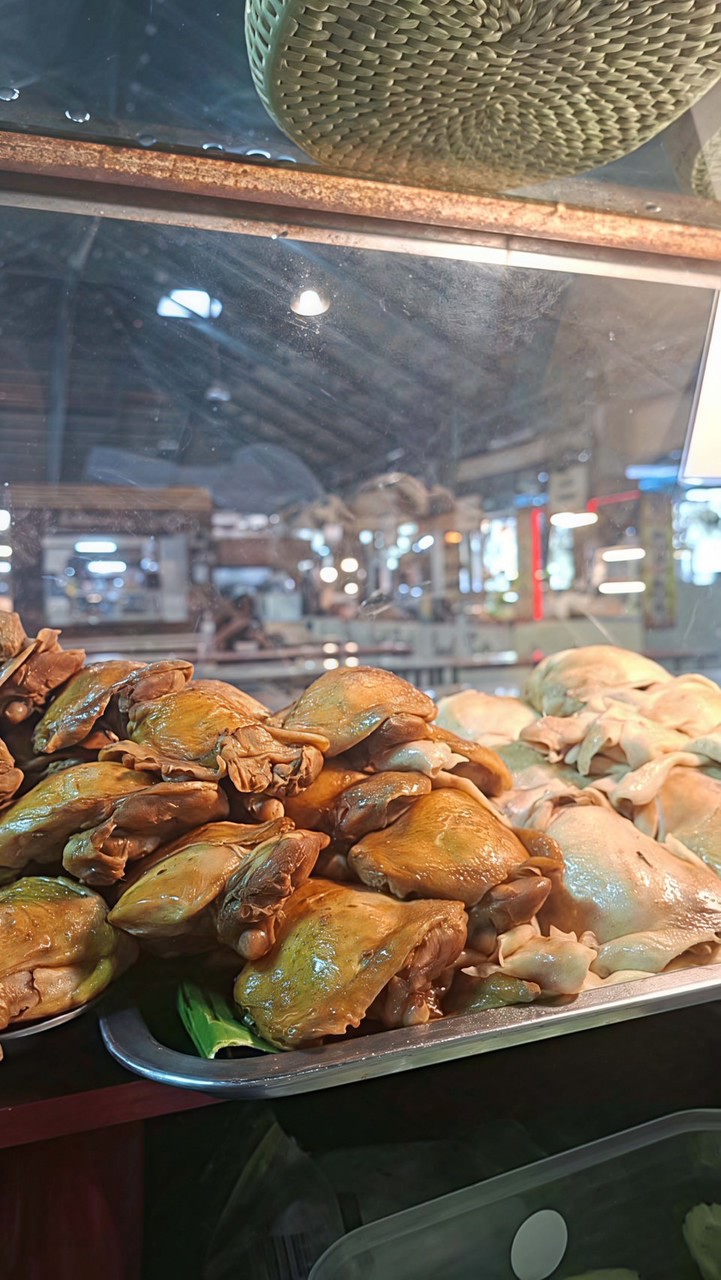 ข้าวมันไก่ไก่ต้มน้ำปลา ทิวสน🍗