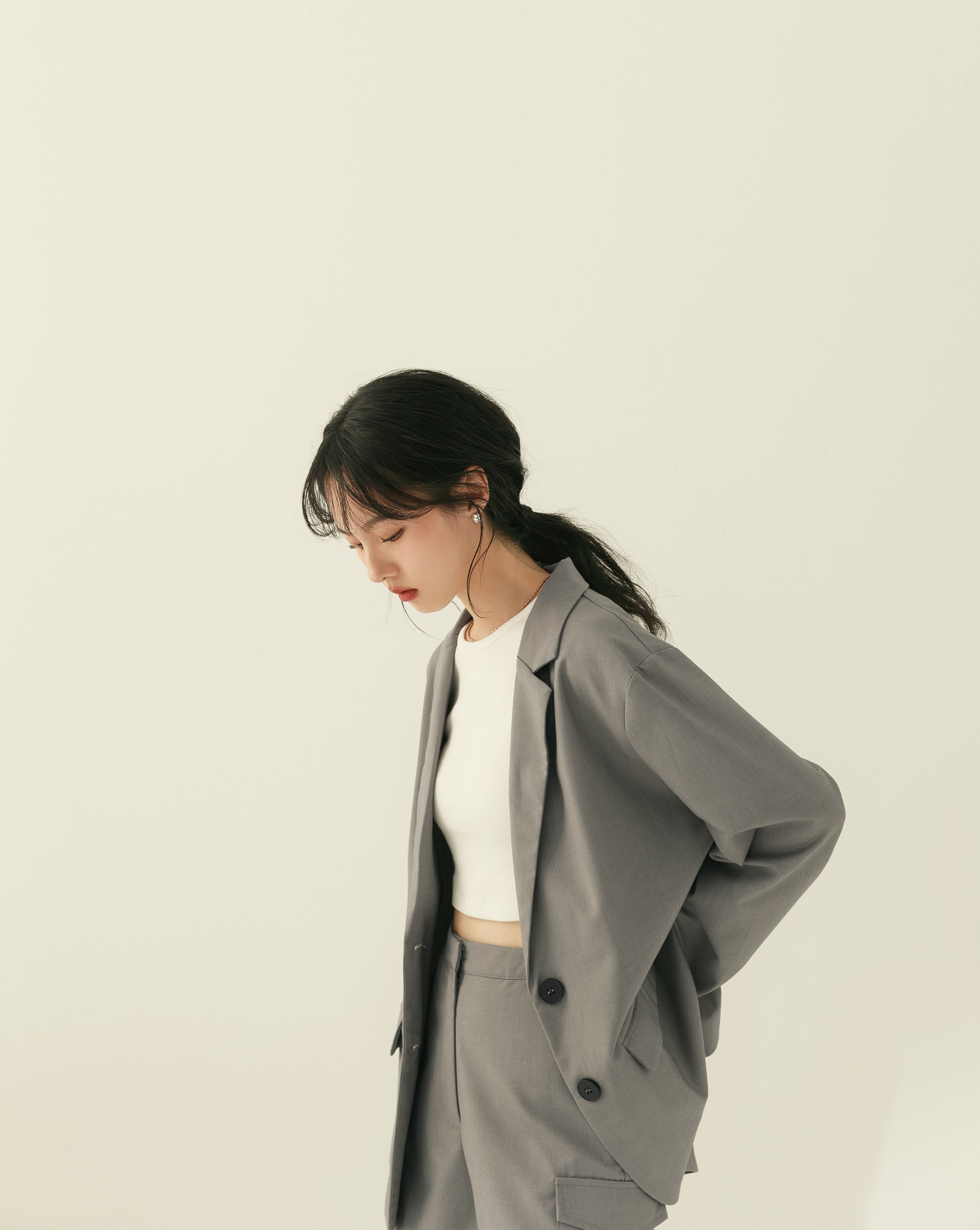 薄款微雜紋西裝面料/後開叉暗釦設計/兩側真口袋/無內裡