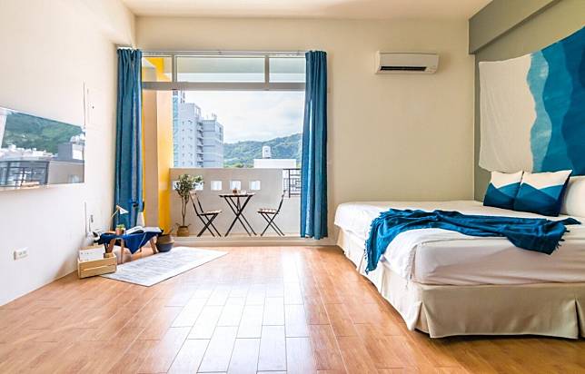 ▲乾淨明亮的房間，以及淡雅的藍色擺飾，讓人心情也輕盈起來。（圖／藍洋洋民宿)