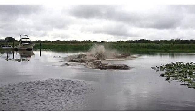 Pria Lempar Seember Air, Sungai Ini Langsung 'Mendidih'