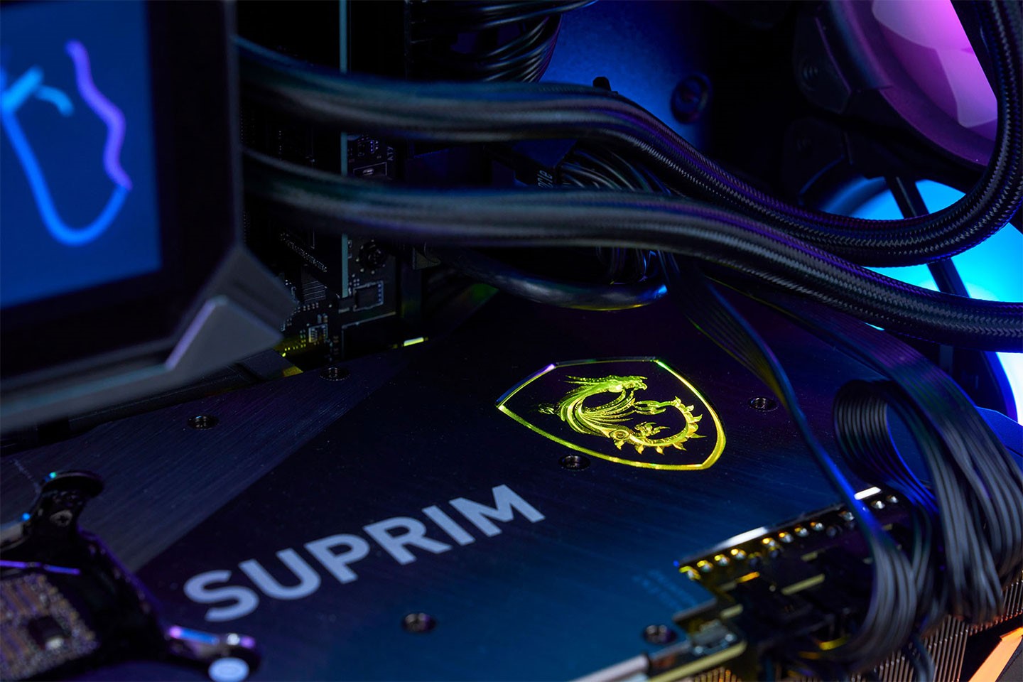 顯卡背面的蝕刻龍魂圖騰透光效果很不錯，是機箱中的一大視覺焦點！