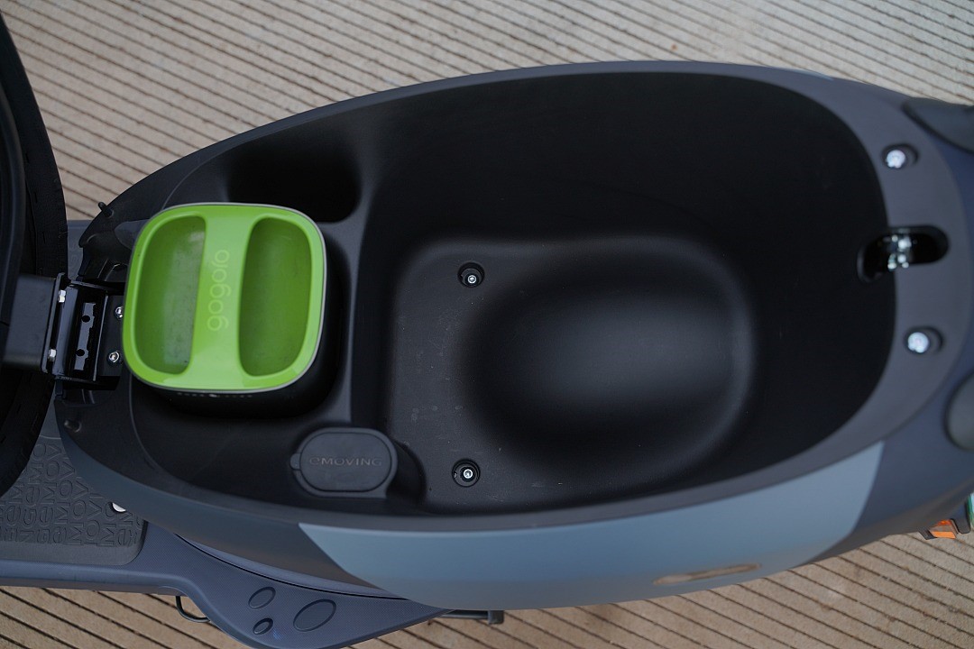 置物箱容量 21.6L。