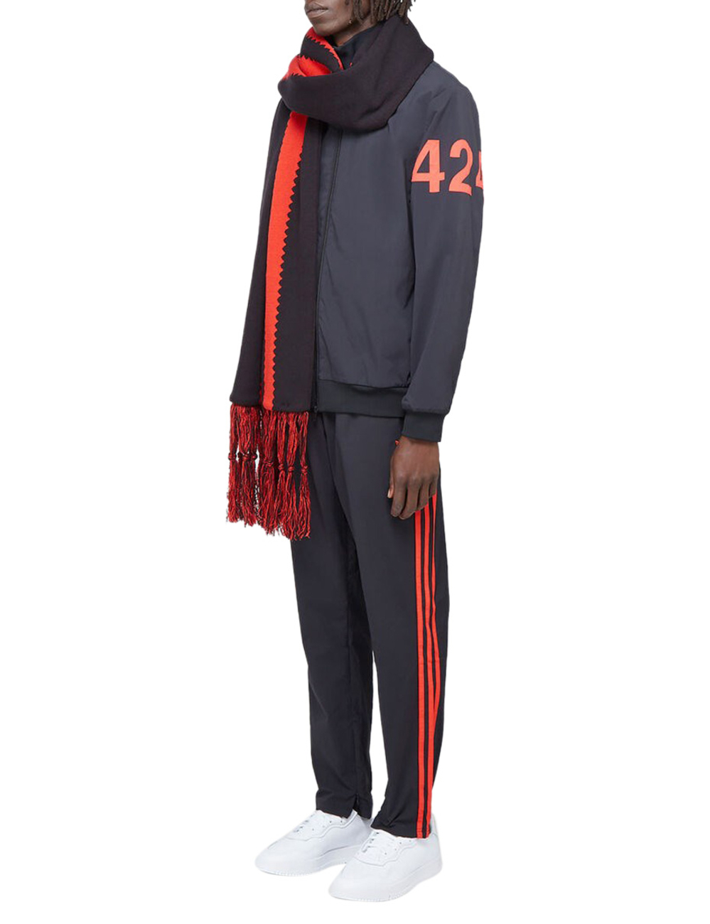 424是adidas的最新合作者，將424的傳統輪廓和現代街頭服飾美學與adidas體育傳統的純淨精緻感融合在一起。運動褲採用平紋針織技術混紡工藝製成，具有鬆緊的束帶腰帶，對比色羅緞飾邊條紋，側插袋和