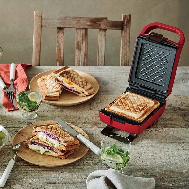 產品特色 日本設計，提出全新三明治料理概念 精緻小巧，簡單操作，自用送禮皆適宜 全新改良Plaid厚燒格子三明治機 業界最快，2分半鐘快速烤出酥脆可口的吐司 厚度增加約2.5倍，可放入更多食材增添美味