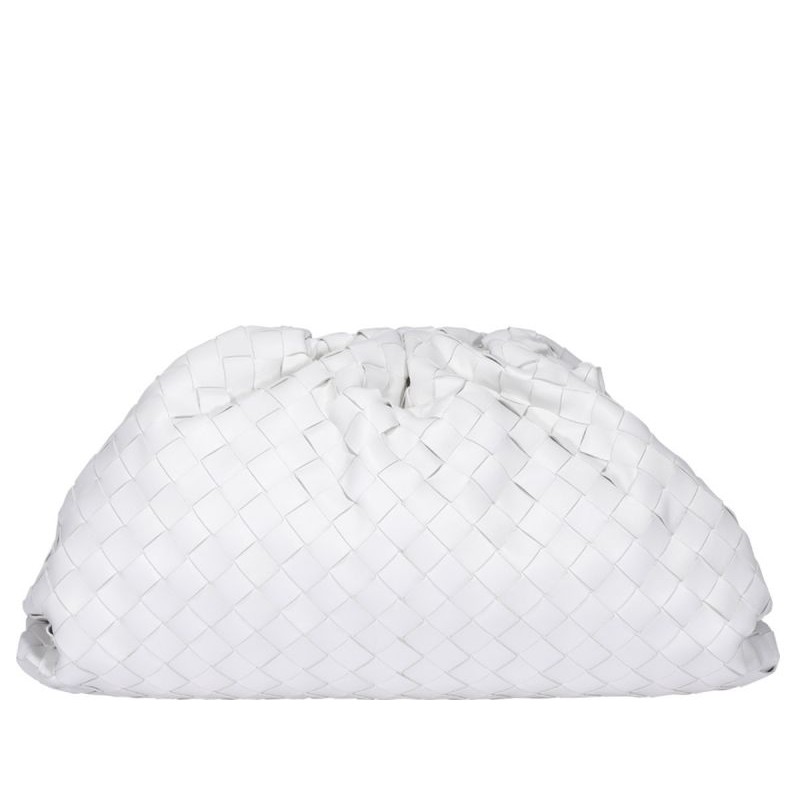 我們是蝦皮商城商家提供百分百品牌正品商品，蝦皮也僅對商城商家才提供 假一賠二 的保障服務，請放心購買。全新真品Bottega Veneta The Punch 大款編織雲朵包 白色柔軟的超大號手拿包，編織皮革柔軟寬大手拿包手工編織皮革翻折包覆磁性框架標誌性intrecciato編織工藝單隔層，光滑nappa小羊皮襯裡材質： 柔軟小羊皮/黃銅高度：18x40x18 CM100% 專櫃真品保證 義大利製造溫馨提示※蝦皮商城依平台規範須提供15天鑑賞期,並由賣家負擔退貨運費。※彩妝保養類商品除特別註明之即期品外，效期皆為一年以上※鑑賞期不等同試用期。退換商品須為全新未拆封未使用狀態。如商品無法恢復、包裝遭毀損、包膜封條遭開封、或已使用過，將不受理鑑賞期退換。※本商品如有標籤毀損或配件、贈品缺件或保護膜撕開情形，將無法退換，敬請見諒！※本公司商品來自直營店、官方品牌代理商。※高價預購商品為客製化訂單購買前，請前往專櫃確認是否是您需要的商品。※商品附件: 均為專櫃品牌所附物品原配物件 如卡.防塵袋等各別品牌附件有些不同 項目依專櫃原附為主 ※100%專櫃真品保證※因測量方法不同，商品若存在 1 至 2 公分誤差，恕不視為瑕疵※商品顏色均以專櫃實品為主。色差與尺寸不符預期等問題不屬於瑕疵範圍內 謝謝您的體諒與配合。寶思精品 商城正貨保證蒐羅全球精品，早於代購折扣。我們提供商品均為100%專櫃原裝進口，並可享有業界唯一120天商品保真追溯期 (非鑑賞期)。商品無論是否使用過，只要經由司法單位保智鑑定為偽品，一律退款並賠償商品購入價2倍金額。我們能提供以上保證，是因為我們在採購前端僅向國外單一精品百貨及品牌進貨，並希望在假貨充斥的市場給到顧客上網購買的安心選擇。商品出貨時，都經過防偽設計錄影及攝影，請有心人士勿嘗試以假換真。