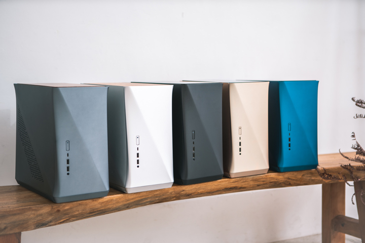 Fractal Design Era ITX 共提供太空灰、星光銀、石墨黑、金色、礦石藍五種款式，相較於一般非黑即白的機殼，視覺上更為豐富。▲ Era ITX 機身採用鋁合金材質打造，並加上了噴砂處理，機身也搭配陽極氧化處理營造出更豐富的層次感。▲ 機身前側除了電源鈕，也提供了兩組 USB A、一組 USB C 與 耳機麥克風接口，其中 USB C 更為 USB 3.1 Gen2 規格，最高支援 10Gbps 的傳輸速度，並支援快速充電。▲ Era ITX 的側板採無工具拆卸式設計，在需要維護時可方便開啟，而通風口處也附有阻檔灰塵的透氣尼龍過濾網。▲ Era ITX 在機身內部空間下了相當大的功夫，其中像是電源供應器支架就調可調整式，能符合不同規格需求進行調整。▲ 雖說 Era ITX 機身空間不算大，但卻可以塞得下需要雙槽空間的獨立顯卡。▲ 在電源供應器旁也有可調式的第二儲存設備支架，可再加掛另一組 3.5 吋 HDD 或是兩組 2.5 吋 HDD 或 SSD。▲ 機身後側，可看到主機本身就提供了一組 80 mm 的風扇，除了主板的 I/O 埠，在插入雙槽獨顯後，下方也可以看到兩個槽位的視訊輸入埠。▲ 搭配雪白銀色版本的機殼為白橡樹木質的頂板，頂板四週也都保留有通風孔。▲ 頂板為可拆卸式設計，內層可看到阻隔灰塵的透氣尼龍過濾網。▲ 除了木質頂板，不同款式也有鋼化玻璃材質可搭配，另外主機也隨附了另一塊鋼質的網格頂板可供替換。▲ 將木質頂板更換為鋼質網格材質，看起來又是別有一番風格呢！▲ Era ITX 體積小巧，但卻擁有出色的外觀設計與功能性。