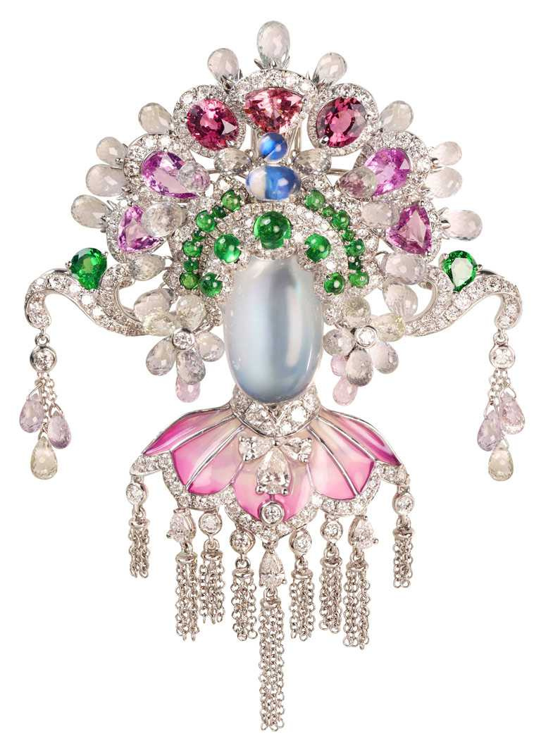 JHENG Jewellery「眾生臉譜系列」月光石臉譜╱18K白金，月光石、碧璽、彩剛、沙弗萊石、白鑽與梨形切割鑽石╱968,000元。（圖╱JHENG Jewellery提供）