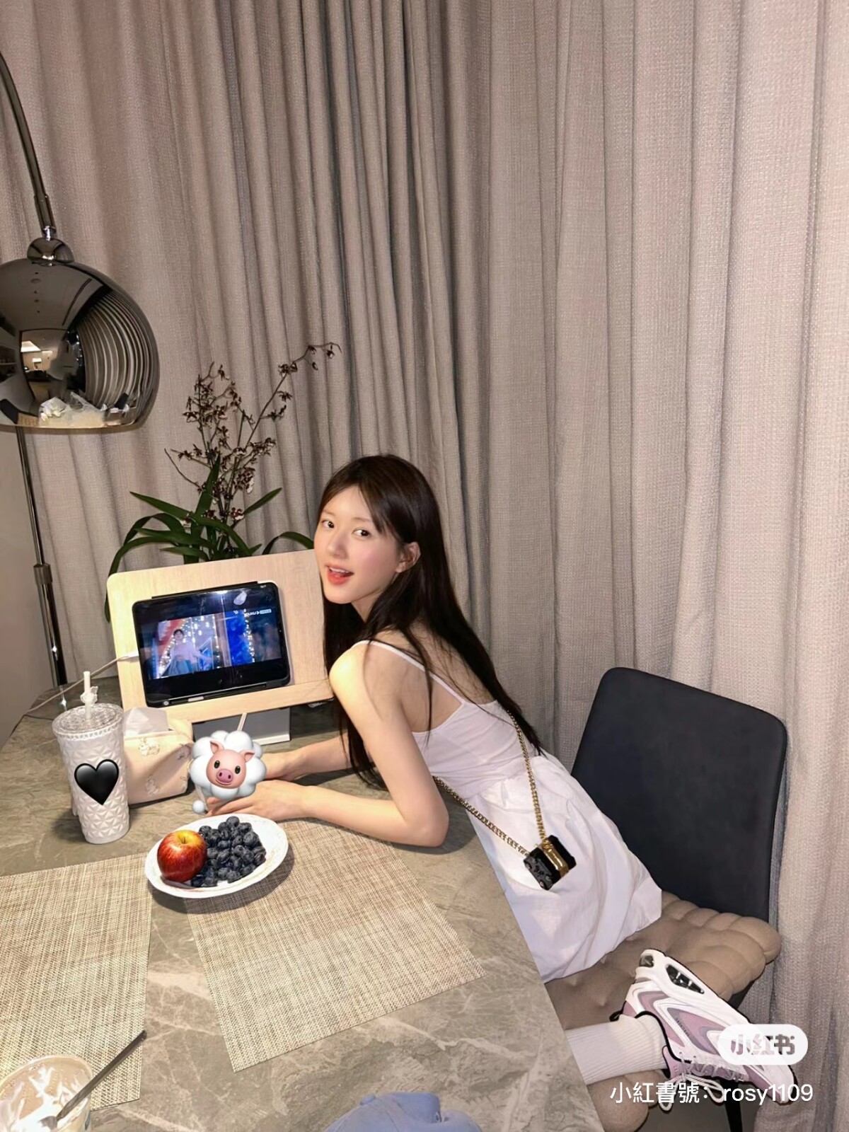 趙露思跳脫清新甜美！新造型化身慵懶辣妹全網瘋學，在家拍照氛圍感滿滿！