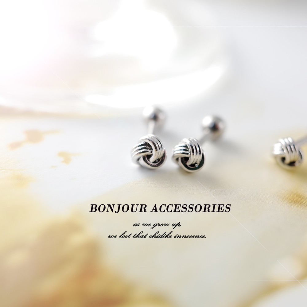 MADE IN KOREA 此系列都為單隻販售 韓國空運 尺寸約0.5cm 316粗針轉珠款 針長約7mm 厚度約1.16mm 316細針耳扣款 針長約10.5mm 厚度約0.8mm 商品為bonjo