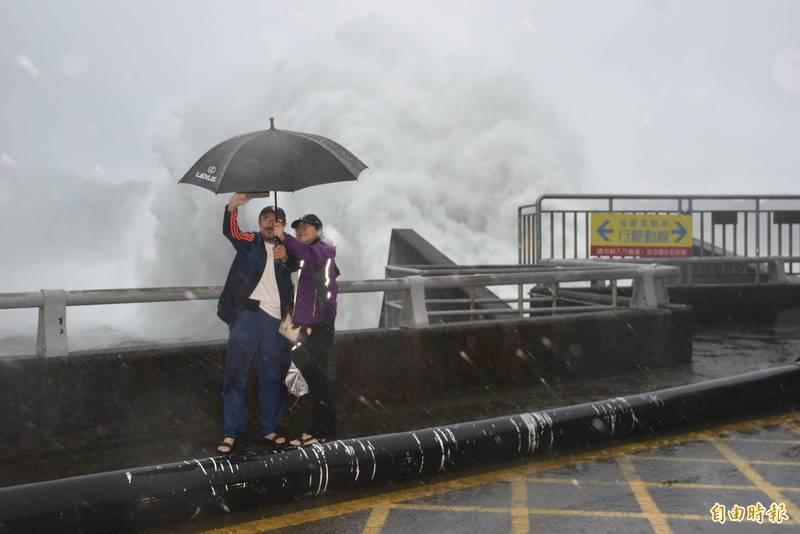 超壯觀！尼莎颱風豪雨不斷 石門水庫今年首次洩洪 自由電子報 Line Today