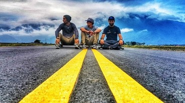 肖肖阿兜仔「海明威」以 滑板、自行車、走路 瘋狂環島三圈進擊中 與 QUIKSILVER 衝浪好手「從心看見台灣」一起探索台灣之美！