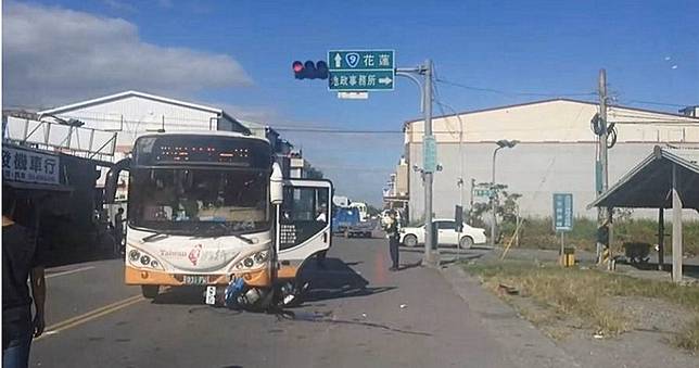 無照駕駛撞市區巴士　遭捲入車輪傷重身亡