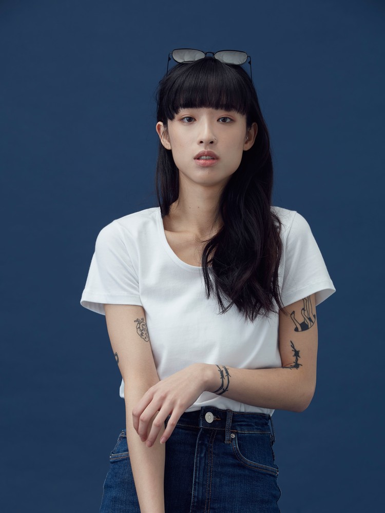 高磅數可單穿，百分百精梳棉，此款女生重磅短t領深降低露出鎖骨後更加修飾臉型，領口做工加強洗後不易鬆，女白t搭配性最強不論休閒或半正式場合配上西裝都適合，女短t推薦此款專為台灣人多數身型量身定做，第一次