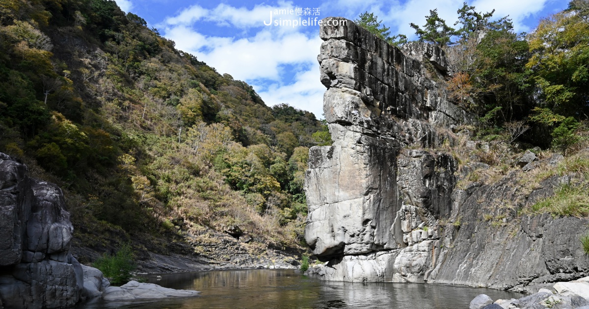 座落於新竹尖石鄉大漢溪上游玉峰溪谷間，秀巒軍艦岩因為岩壁呈三角形狀，佔面積之大，垂直聳立於溪水之上，猶如軍艦，而被名為軍艦岩。山谷溪水十分清澈、透能見底，也就有生存於清澈泉水，苦花魚故鄉這麼一說。