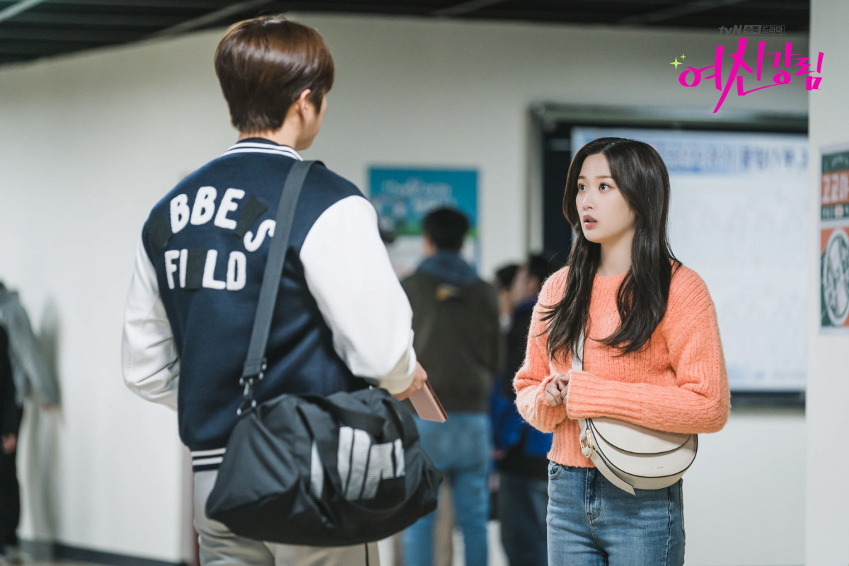 《女神降臨》文佳煐/任朱靜 同款包1：JOY GRYSON 翻蓋半月包， ₩358,000（約NT.9150）