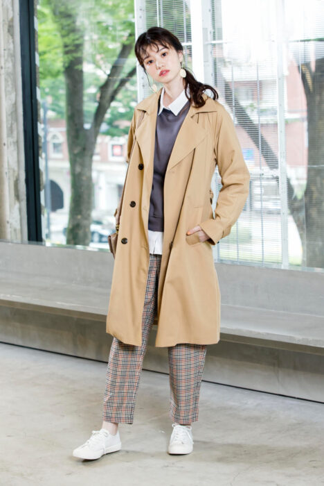 在襯衫外搭配深紫色休閒上衣與卡其色風衣，下身搭配同色系格紋Chef Pants主廚褲，打造優雅知性的英倫風穿搭。