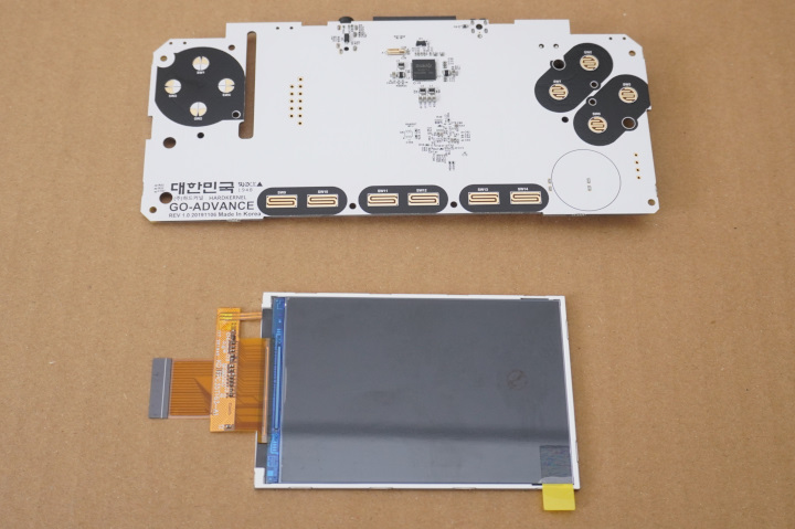 主機板與螢幕是最脆弱的零件，施工過程請務必小心。