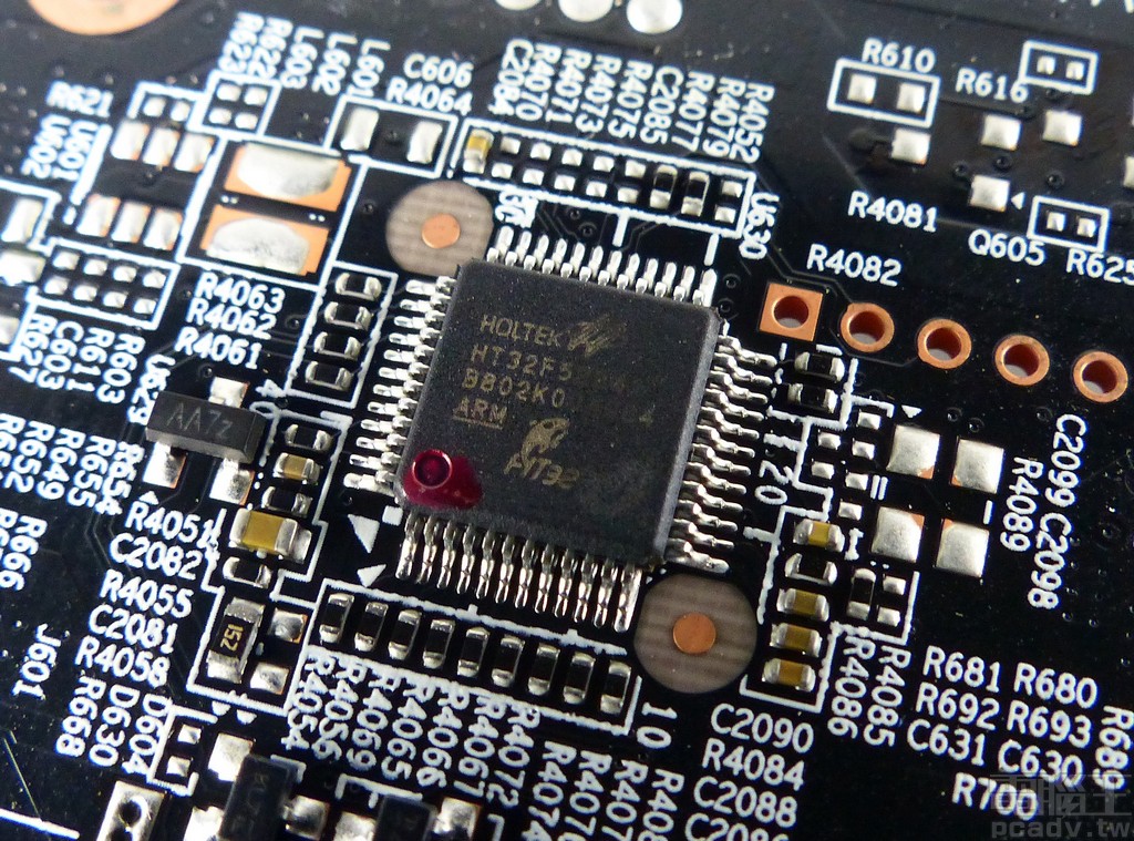 Holtek HT32F52241 微控制器，用以支援 RGB Fusion 燈光閃爍功能