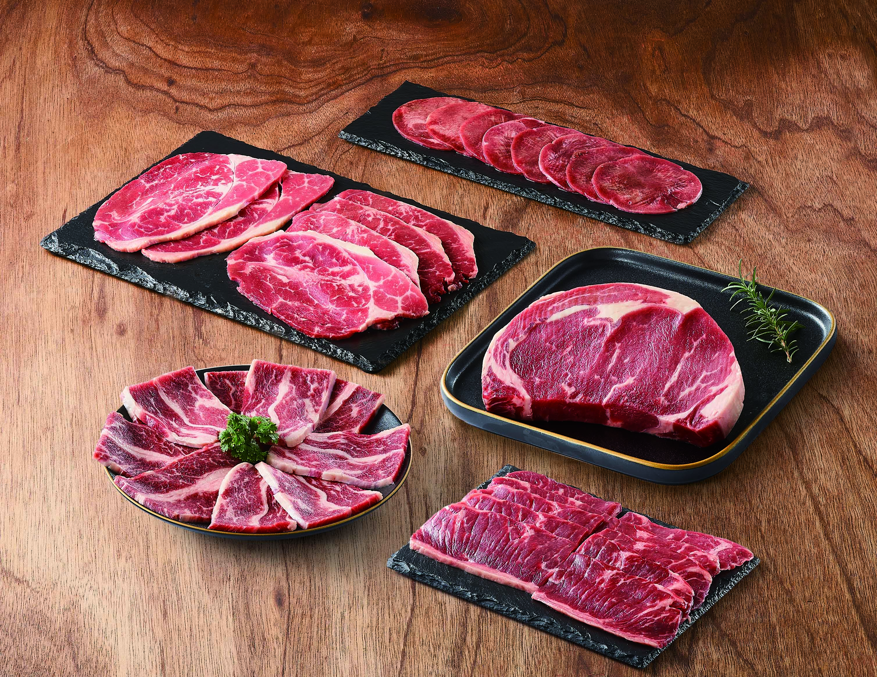 聯與胡同燒肉9/1前聯名推出多款烤肉組合，其中主打首次推出「豪華老饕首選燒烤組」，精選5款優質好肉，如美國肋眼牛排、紐西蘭牛舌等，限量800組，讓你在家輕鬆品嚐名店高級燒烤的美味。(圖片提供/全聯福利中心)