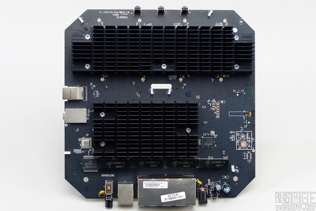 ▲ Archer AX6000 電路板正面，2 個大型散熱片分別負責網路 SoC 和無線網路晶片。